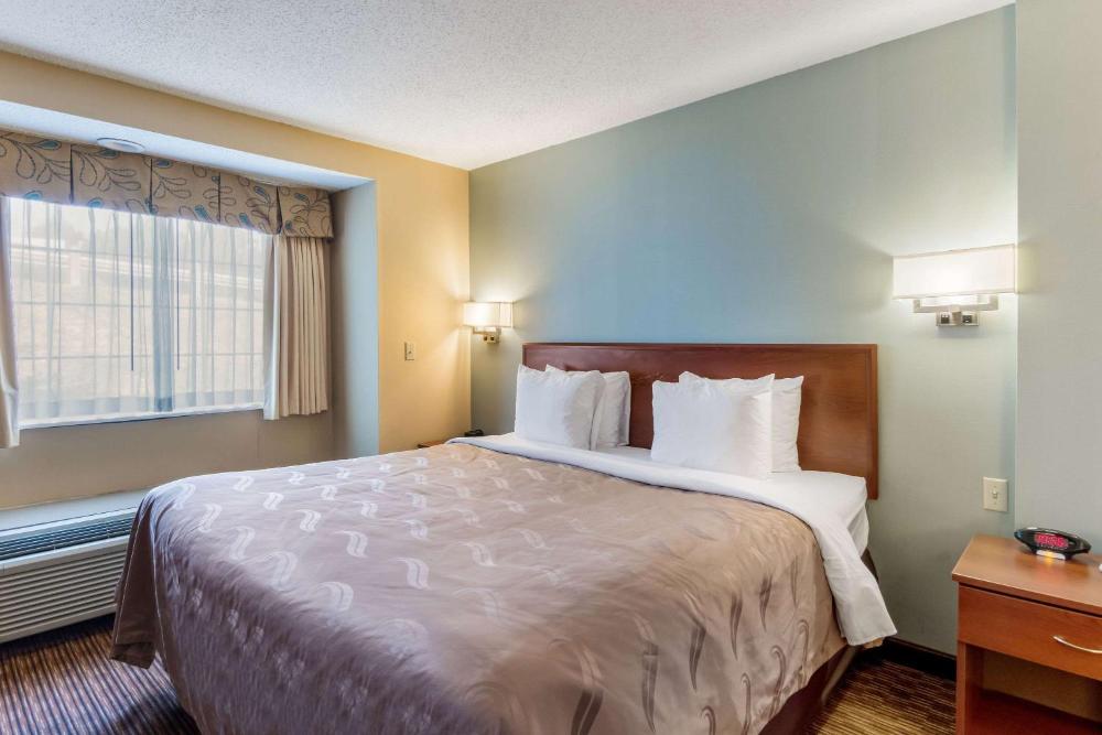 King Suite - Accessible/Non-Smoking interior