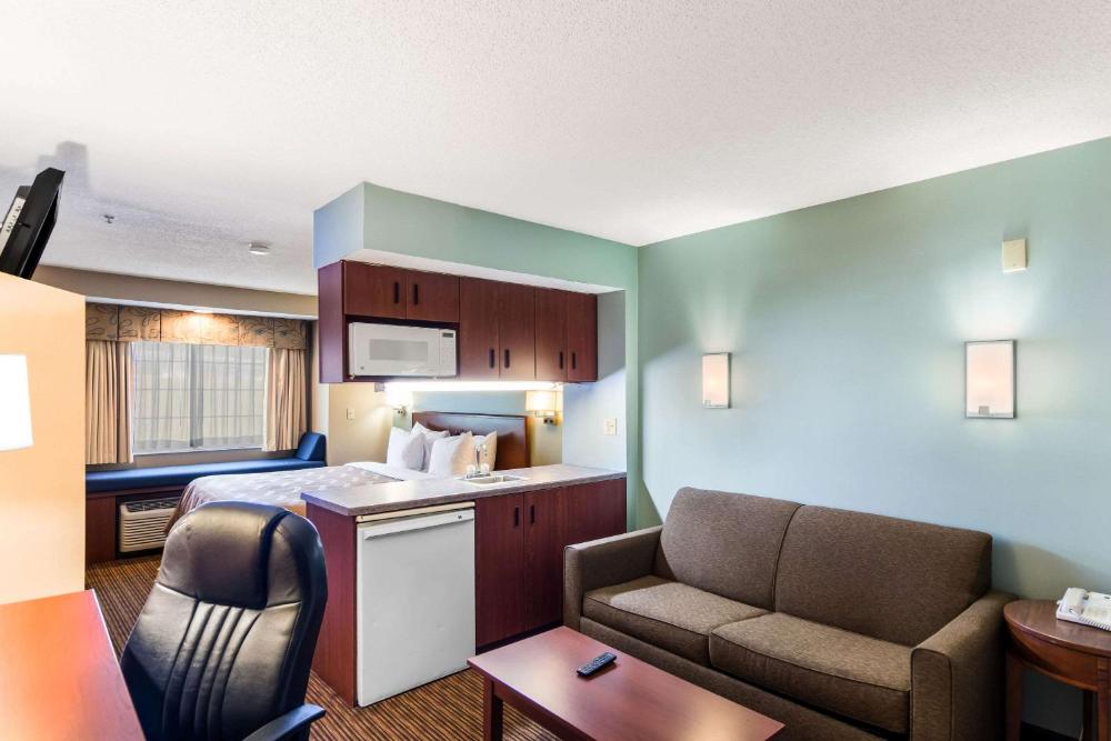 Business King Suite with Sofa Bed - Non-Smoking interior